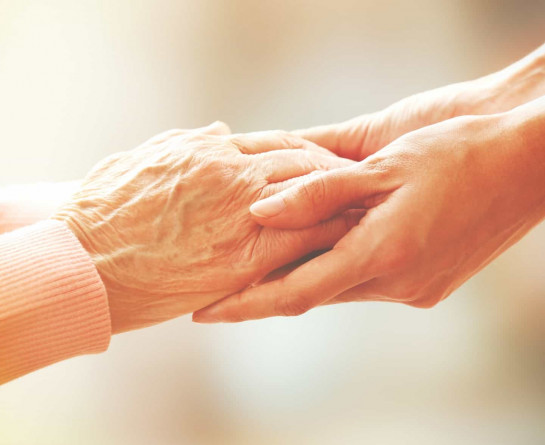 Oudere handen in zorghanden